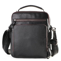 Reviva o estilo clássico com nossa Bolsa de Ombro Casual Vintage em Couro Genuíno. Combinando o charme do vintage com a funcionalidade contemporânea, esta bolsa é a escolha ideal para quem busca versatilidade e elegância em um acessório.  Feita com materiais de alta qualidade, como couro genuíno e forro de poliéster durável, esta bolsa não só adiciona um toque de sofisticação ao seu visual, mas também oferece praticidade para o dia a dia.