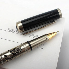  Caneta Rollerball de Metal: Escreva com elegância e precisão! Ideal para escritório ou escola, apresenta tinta gel de alta qualidade, ponto de 0,5 mm para detalhes finos, e um design durável e estiloso. Descubra o prazer de escrever com sofisticação.