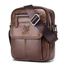 Buscando estilo e funcionalidade sem esforço? Apresentamos a Bolsa de Ombro Masculina em Couro Genuíno, a escolha perfeita para os homens que buscam versatilidade em seu dia a dia.  Feita com material de alta qualidade, esta bolsa combina durabilidade com um toque de sofisticação. Seu forro em poliéster garante resistência adicional, enquanto o exterior apresenta um design sólido e moderno, perfeito para qualquer ocasião.