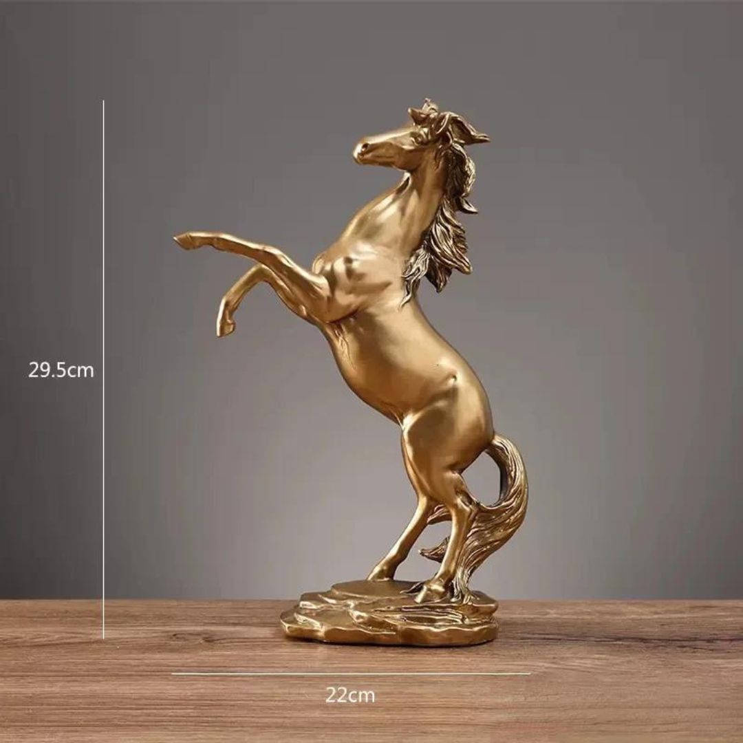 Esta linda e intricada escultura de cavalo é perfeita para decorar qualquer ambiente. Feita com precisão e detalhes impressionantes, adiciona um toque elegante e sofisticado à sua decoração. Complemente sua casa ou escritório com esta bela peça de arte em resina.