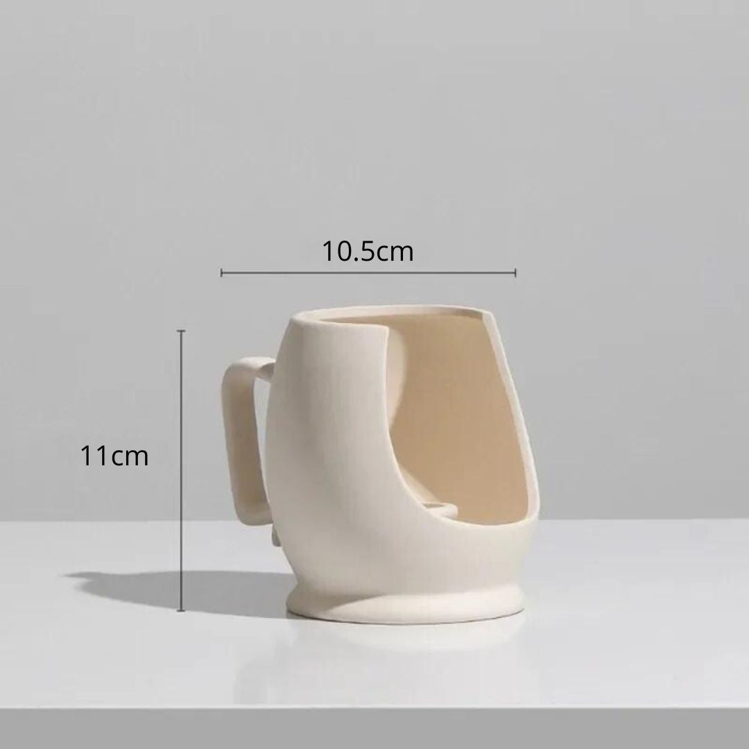 Este vaso de cerâmica simples é feito com materiais de alta qualidade e uma técnica de fabricação especial que garante durabilidade e resistência. Com design minimalista, é perfeito para adicionar um toque elegante e moderno à decoração da sua casa. Adquira agora e transforme seu ambiente com estilo.