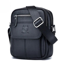 Buscando estilo e funcionalidade sem esforço? Apresentamos a Bolsa de Ombro Masculina em Couro Genuíno, a escolha perfeita para os homens que buscam versatilidade em seu dia a dia.  Feita com material de alta qualidade, esta bolsa combina durabilidade com um toque de sofisticação. Seu forro em poliéster garante resistência adicional, enquanto o exterior apresenta um design sólido e moderno, perfeito para qualquer ocasião.