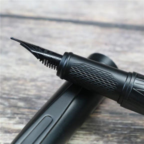 Caneta-tinteiro Samurai é feita de materiais de alta qualidade e possui ponta de escrita de 0,5 mm. Possui ponta padrão feita de Iraurita e é perfeita para tarefas de escrita. O corpo da caneta é construído em metal durável, garantindo um uso duradouro.