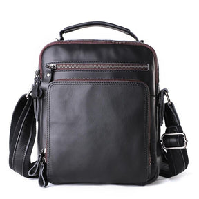 Reviva o estilo clássico com nossa Bolsa de Ombro Casual Vintage em Couro Genuíno. Combinando o charme do vintage com a funcionalidade contemporânea, esta bolsa é a escolha ideal para quem busca versatilidade e elegância em um acessório.  Feita com materiais de alta qualidade, como couro genuíno e forro de poliéster durável, esta bolsa não só adiciona um toque de sofisticação ao seu visual, mas também oferece praticidade para o dia a dia.