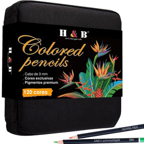 Kit Profissional de Lápis de Arte com 72/120 peças, exibindo a ampla gama de cores Detalhe dos lápis coloridos do kit, mostrando os núcleos macios e as numerações. Artista utilizando os lápis do kit em uma criação artística, destacando a vivacidade das cores. Bolsa de nylon com zíper do kit, ilustrando a organização e portabilidade dos lápis.