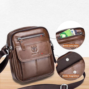 Buscando estilo e funcionalidade sem esforço? Apresentamos a Bolsa de Ombro Masculina em Couro Genuíno, a escolha perfeita para os homens que buscam versatilidade em seu dia a dia.  Feita com material de alta qualidade, esta bolsa combina durabilidade com um toque de sofisticação. Seu forro em poliéster garante resistência adicional, enquanto o exterior apresenta um design sólido e moderno, perfeito para qualquer ocasião.