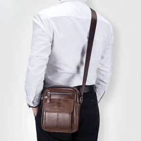 Buscando estilo e funcionalidade sem esforço? Apresentamos a Bolsa de Ombro Masculina em Couro Genuíno, a escolha perfeita para os homens que buscam versatilidade em seu dia a dia.  Feita com material de alta qualidade, esta bolsa combina durabilidade com um toque de sofisticação. Seu forro em poliéster garante resistência adicional, enquanto o exterior apresenta um design sólido e moderno, perfeito para qualquer ocasião.