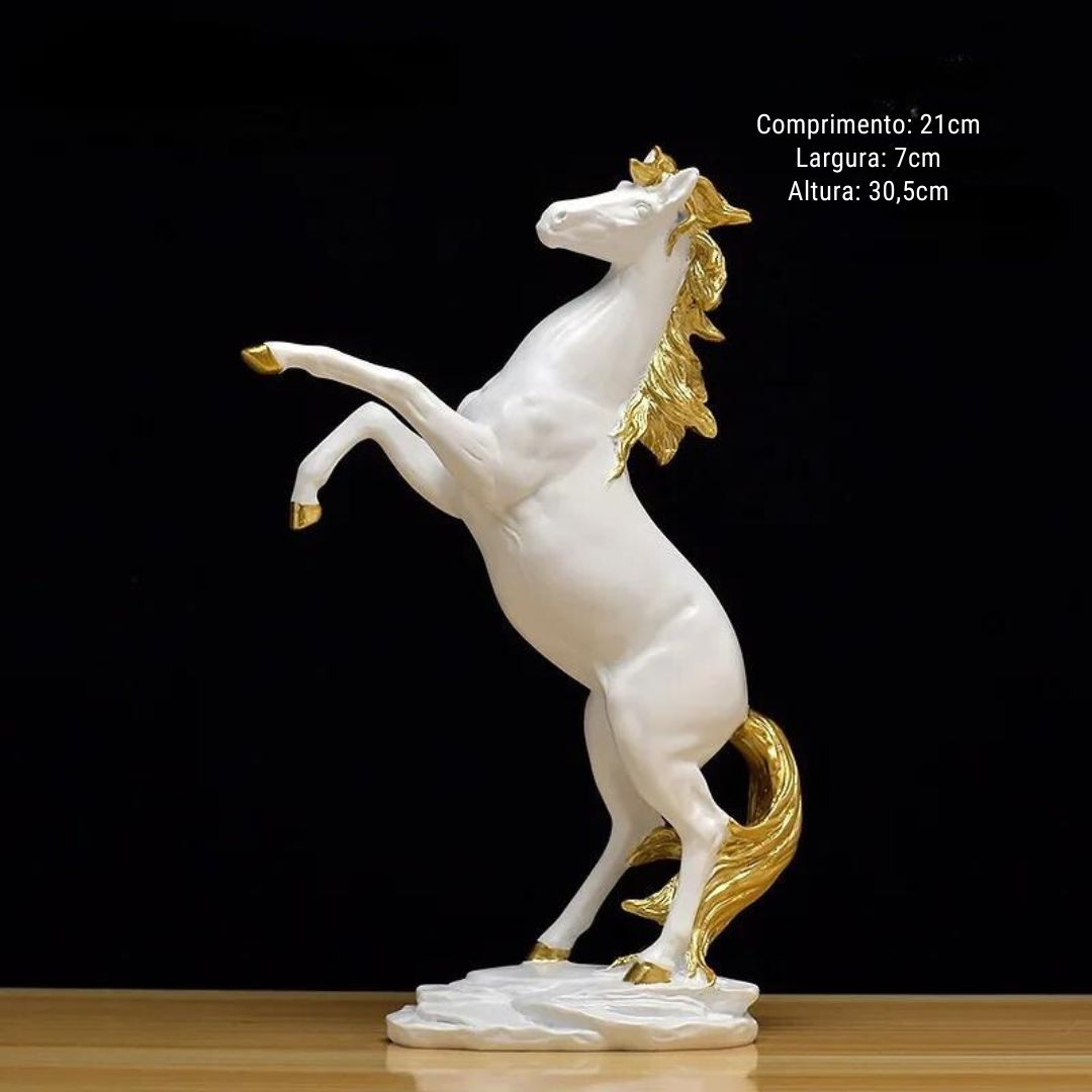 Esta linda e intricada escultura de cavalo é perfeita para decorar qualquer ambiente. Feita com precisão e detalhes impressionantes, adiciona um toque elegante e sofisticado à sua decoração. Complemente sua casa ou escritório com esta bela peça de arte em resina.