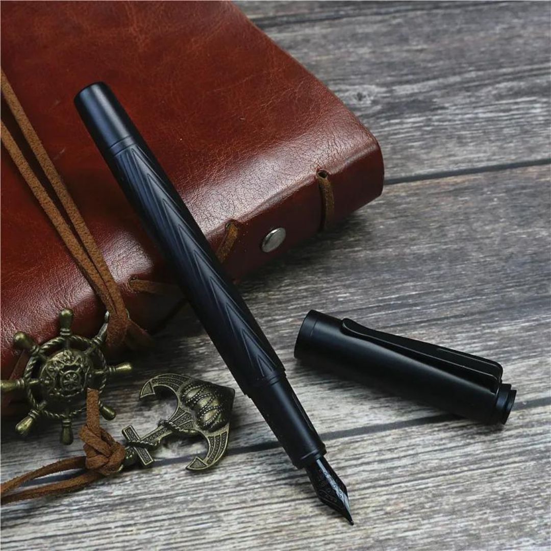 Caneta-tinteiro Samurai é feita de materiais de alta qualidade e possui ponta de escrita de 0,5 mm. Possui ponta padrão feita de Iraurita e é perfeita para tarefas de escrita. O corpo da caneta é construído em metal durável, garantindo um uso duradouro.