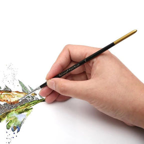 Conjunto de Pincéis em Miniatura para Aquarela - Ideal para suas criações! Este incrível conjunto possui 9 pincéis de náilon com cabo de madeira, incluindo tamanhos Redondos: 000, 00, 0, 1, 2 e Longos: 1, 2, 3, além de um Pincel Detalhe de ponta angular 3. Descubra a versatilidade desses pincéis e crie com precisão e detalhes impressionantes!