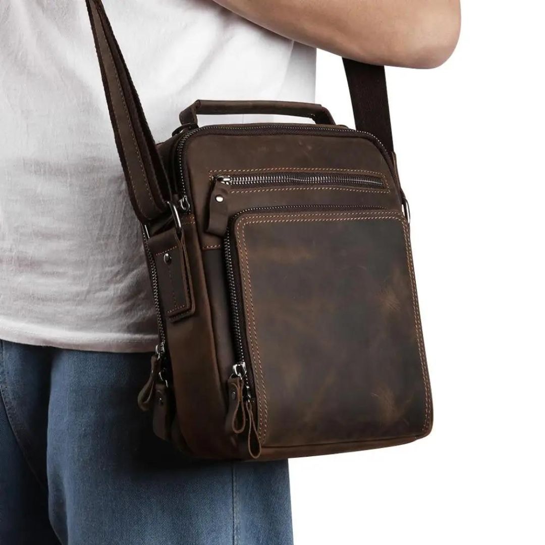 Reviva o estilo clássico com nossa Bolsa de Ombro Casual Vintage em Couro Genuíno. Combinando o charme do vintage com a funcionalidade contemporânea, esta bolsa é a escolha ideal para quem busca versatilidade e elegância em um acessório.  Feita com materiais de alta qualidade, como couro genuíno e forro de poliéster durável, esta bolsa não só adiciona um toque de sofisticação ao seu visual, mas também oferece praticidade para o dia a dia.