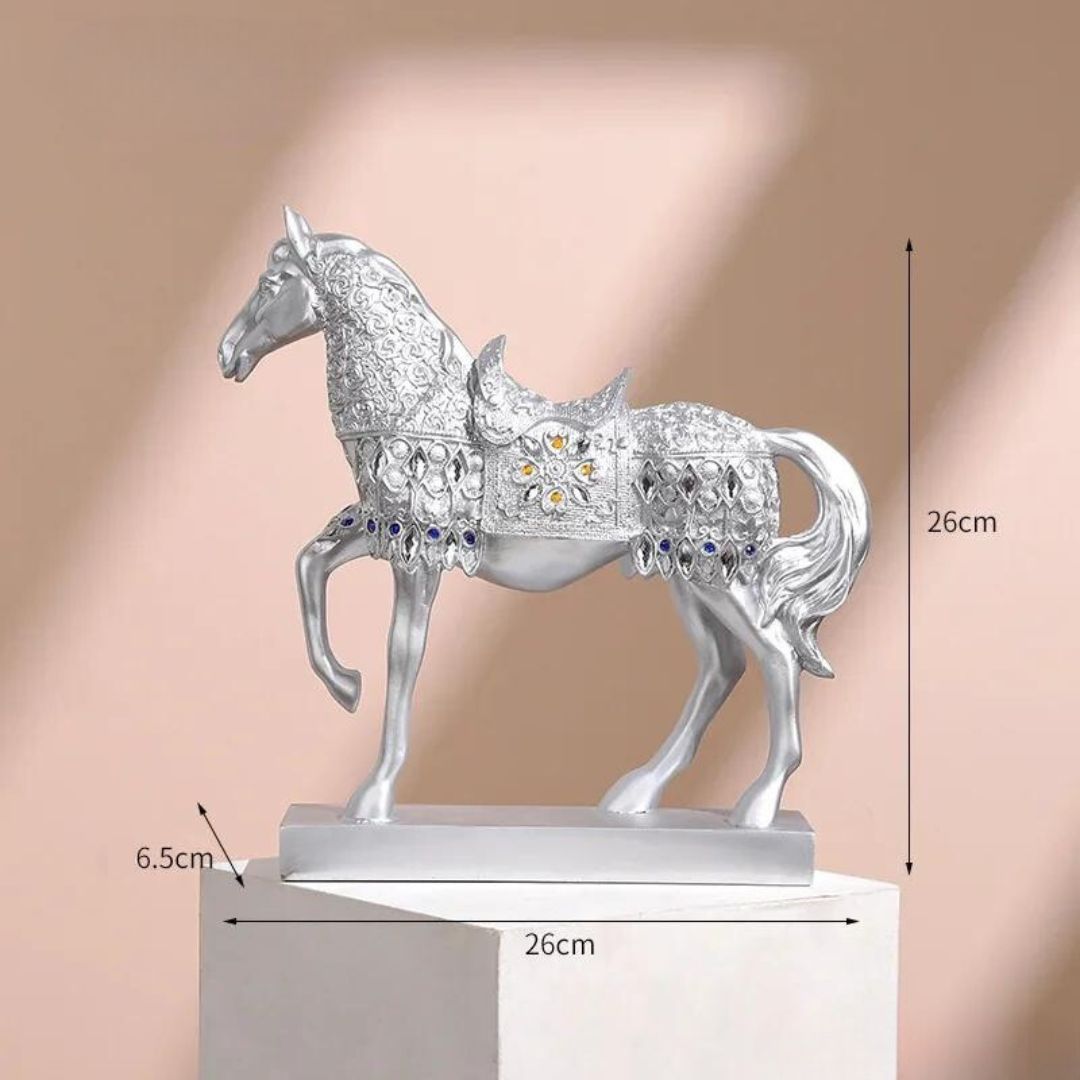 Esta linda e intricada escultura de cavalo é perfeita para decorar qualquer ambiente. Feita com precisão e detalhes impressionantes, adiciona um toque elegante e sofisticado à sua decoração. Complemente sua casa ou escritório com esta bela peça de arte em resina.