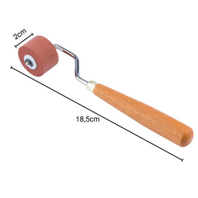 Rolo de tinta para impressão em dois tamanhos, destacando a superfície de borracha e o cabo de madeira. O rolo sendo usado em uma técnica de gravura, ilustrando sua eficácia e precisão. Close-up mostrando a qualidade do cabo de madeira e da borracha do rolo. Variedade das larguras de rolamento do rolo, enfatizando a versatilidade para diferentes técnicas de gravura