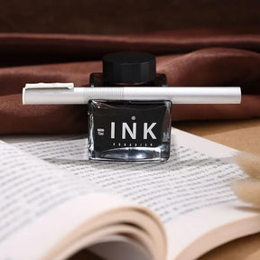 Eleve sua experiência de escrita para o próximo nível com nossa Tinta com Suporte para Canetas de design exclusivo. Com uma capacidade generosa de 70ml, esta tinta oferece não apenas qualidade excepcional, mas também um suporte conveniente para suas canetas favoritas.