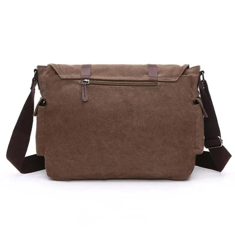 Bolsa Mensageiro Vintage em Lona - Adicione um toque de elegância clássica ao seu dia a dia. Projetada para homens modernos que valorizam tanto o estilo quanto a funcionalidade, esta bolsa é perfeita para uma variedade de ocasiões, seja no trabalho, em viagens ou em momentos casuais.  Seja para uma reunião de negócios, um passeio na cidade ou uma viagem de fim de semana, a Bolsa Mensageiro Vintage em Lona é a escolha ideal para homens que buscam estilo e praticidade em uma única peça.