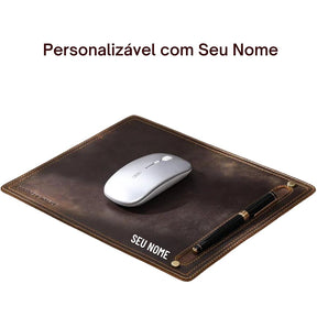 Mouse Pad Antiderrapante com Suporte para Caneta em couro de cavalo louco, personalizado com um nome. Close-up do mouse pad com a personalização do nome, destacando a exclusividade do produto. O mouse pad personalizado em uma mesa de trabalho, exemplificando sua funcionalidade e estilo. Close-up do material de couro e do detalhe da personalização do nome.